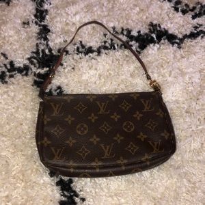 AuthenticLouis Vuitton pouchette